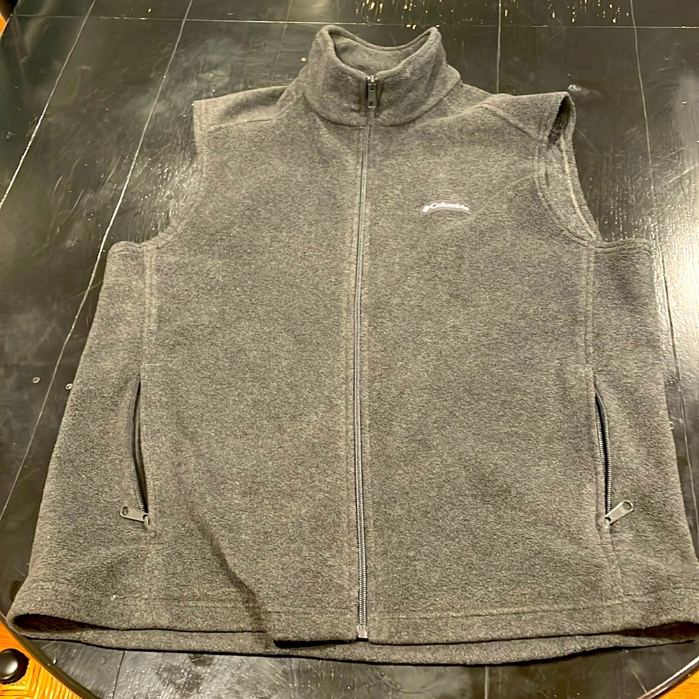 Columbia zip up Vest Large